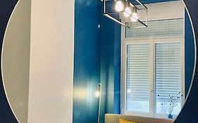 Charming Flat Ideal Location, 2 Bedroom 5 Pers Max